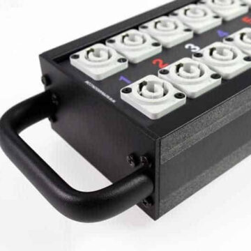 Distribuidor de corriente multipin con asa y 12 powerCON numerados por circuito