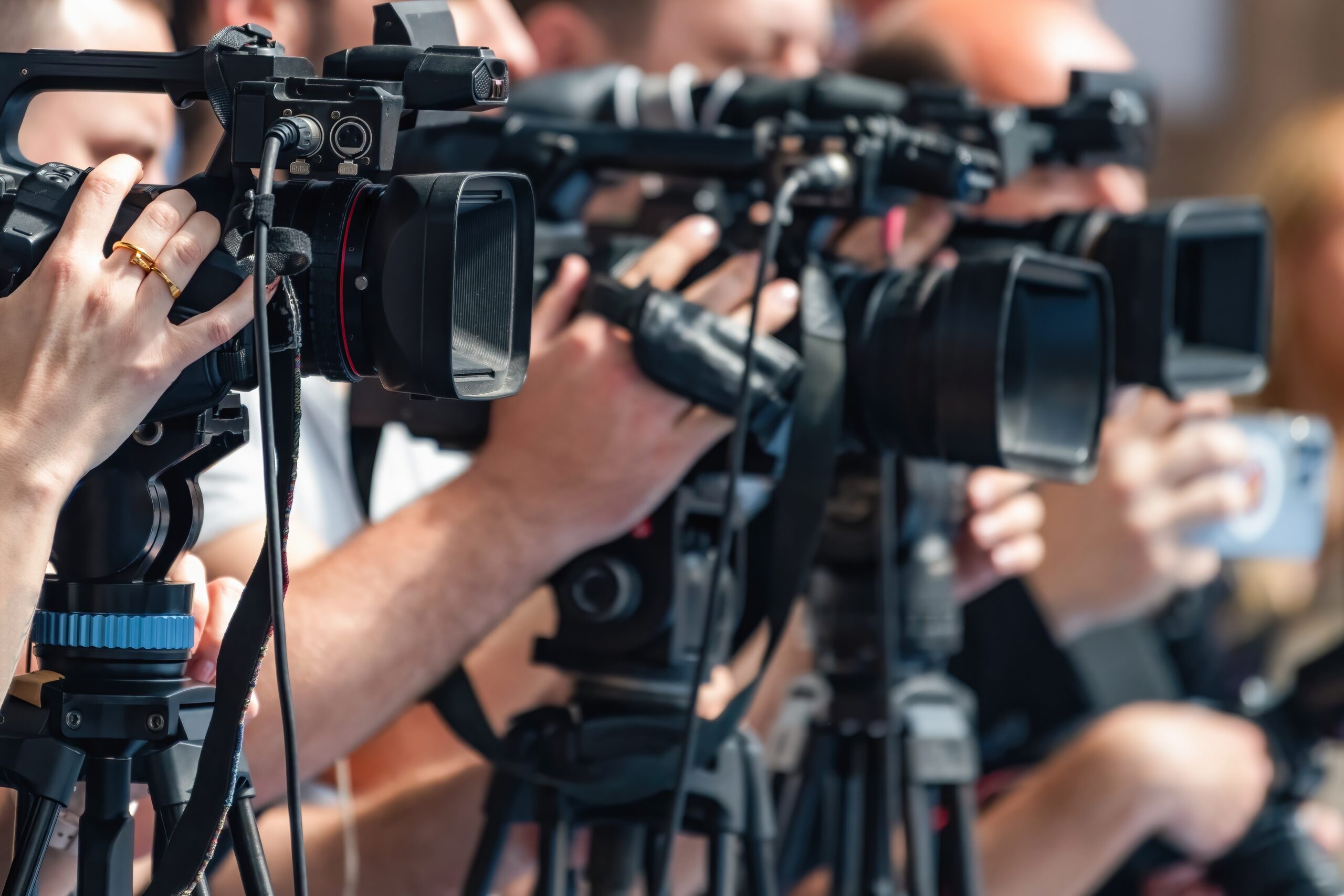 Camera,Recording,At,A,Media,Press,Conference,Preserves,Accurate,Details cámaras con conexión a splitter de prensa